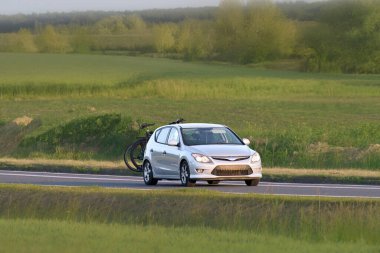 Araba rafında bisikletli kırsal yolculuk