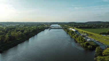 Sakin nehrin üzerindeki köprünün havadan görünüşü