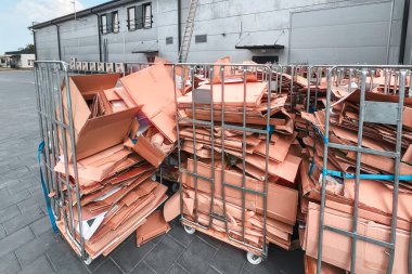 Kartonla doldurulmuş metal arabalar.