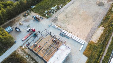 İnşaat işçileri yeni ticari proje inşa ediyorlar