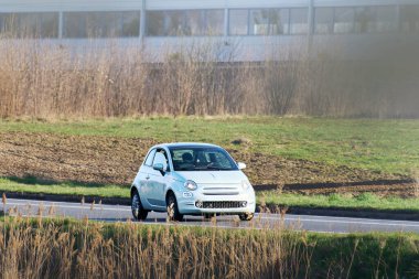 Temiz yolda son sürat giden elektrikli araç.