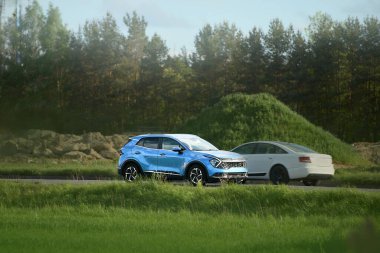 Kırsal alanda enerji tasarruflu SUV seyahat ediyor