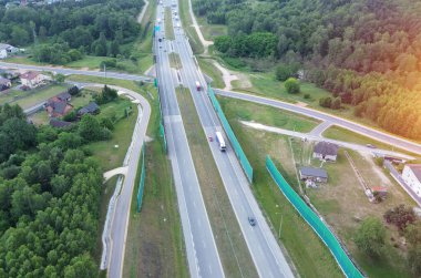 Yoğun Otoyol Boyunca Yeşil Gürültü Bariyeri