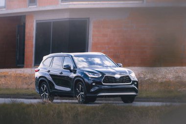 Manzaralı yol boyunca pahalı bir SUV.