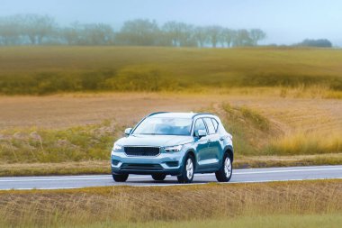 Manzaralı kır yolunda SUV geçişi