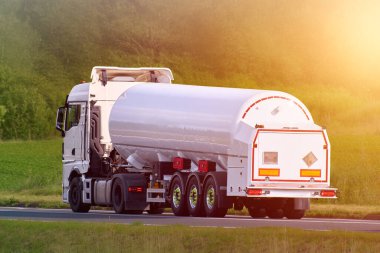 Yeşil manzaralı endüstriyel nakliye kamyonu