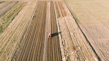 Uçsuz bucaksız tarlaları süren traktörün hava görüntüsü