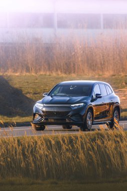 Dışarıdaki ortamda elektrikli araba.