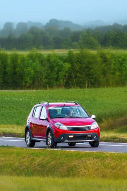 Kırsal yolda modern hatchback sürüşü