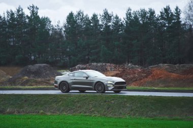 Yağmurlu kırsal alanda Coupe araba