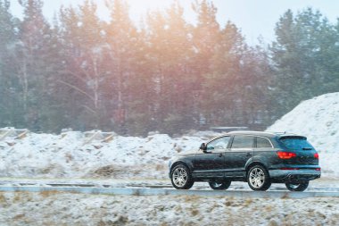 Kaygan karla kaplı yolda birinci sınıf otomobil