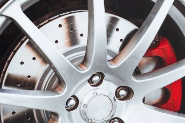 Havalandırmalı araba fren diskinin makro çekimi.