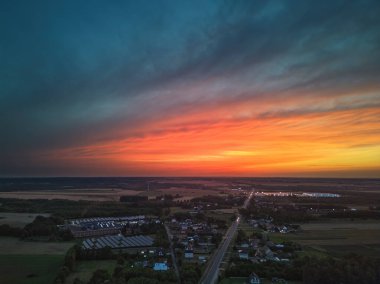 Yağmurlu ve renkli bulutlarla görkemli gün batımı