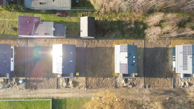 Güneş enerjisiyle çalışan yerleşim bölgesi gökyüzü altında