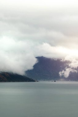 Huzurlu göl ile manzaralı yürüyüş hedefi
