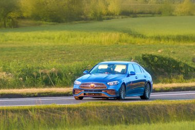 Prestij aracı kırsal yolda hızla ilerliyor.