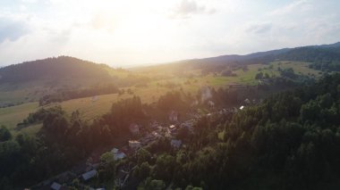 Tarlaları ve akşam ışığında dağları olan güzel kırsal alan.
