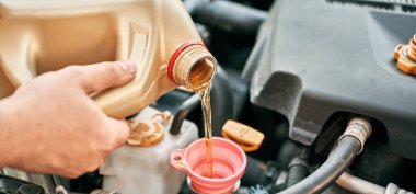 El dolumu motor yağı arabanın kaputunun altında