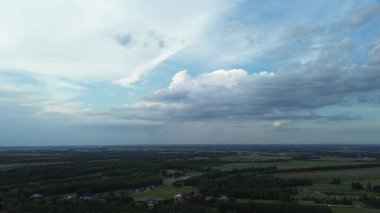 Gün batımında bulutların üzerinde uçmak