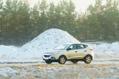 Uzak yolda pahalı bir SUV araba.