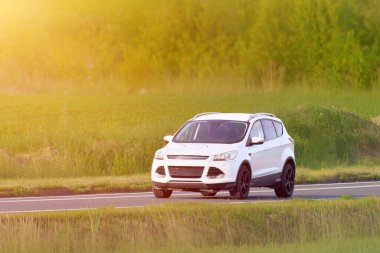 Otoyol üzerindeki arazi aracı doğal manzara boyunca