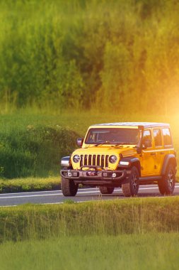 Tam ölçekli arazi aracı manzaralı kırsal yolda seyahat ediyor