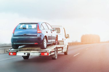 Araba taşıma servisi yolda gidiyor.