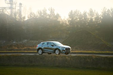 Kırsal yolda spor vagonu sürüyor.