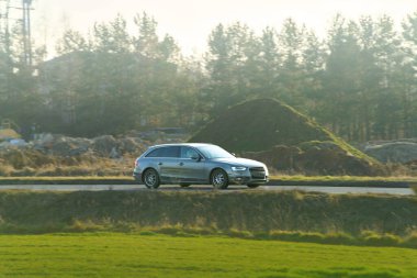 Yolcu vagonu açık arazide ilerliyor
