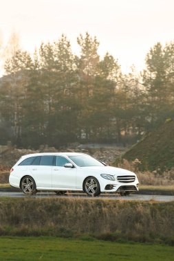 Aile arabası yaz gezisinde manzaralı.