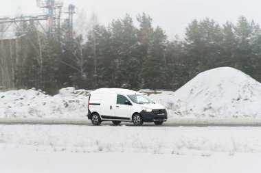 Kış koşullarında yol alan bir nakliye aracı