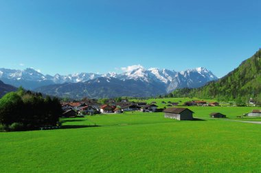 Baharda Bavyera Alpleri 'nin panoramik manzarası