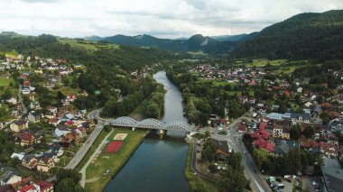 Nehir boyunca manzaralı modern köprü