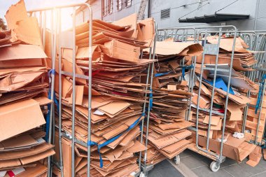 Karton için açık hava geri dönüşüm istasyonu