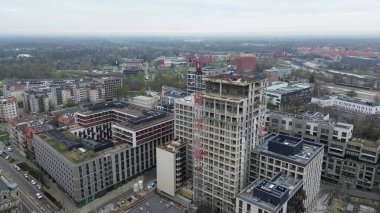 Vinçli ve gökdelenli inşaat alanı