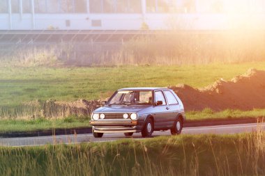 Düşük maliyetli hatchback aracı güneş ışığı altında