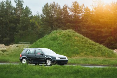 Beyaz araba makul fiyatlı şehir hareketliliğini sembolize ediyor