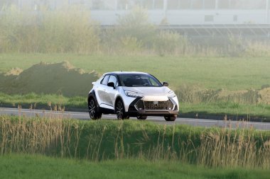 SUV açık yolda gidiyor.