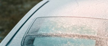 Karlı havada arabadaki buz desenleri