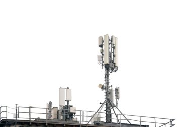 Anten ve kablolarla kablosuz iletişim kulesi