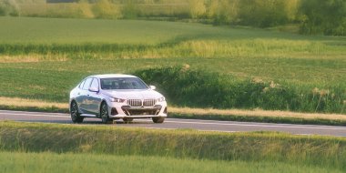 Virajlı kırsal yolda yönetici arabası hareket halinde