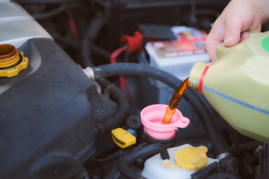 El dolumu motor yağı arabanın kaputunun altında