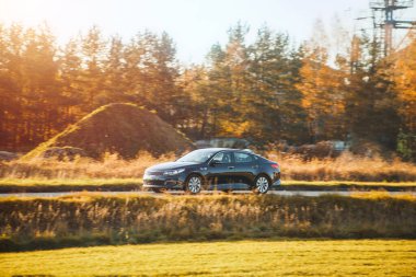 Otomotiv tarzı açık havada güneşli bir hayat sürüyor.
