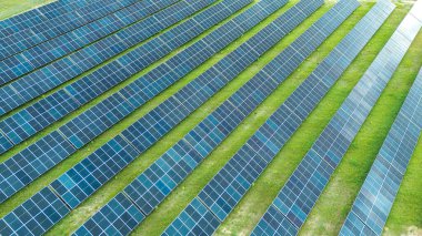 Solar çatısı olan ormanın yanındaki iki ev.