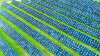 Güneş enerjisi tarlası havadan görünümü