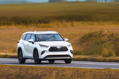 Kırsal yolda giden bir arazi aracı.