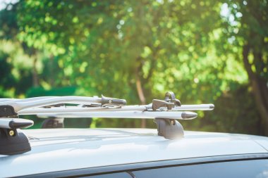 Arabanın çatısındaki bisiklet askısı sonbahar günbatımında yolculuğa hazır.