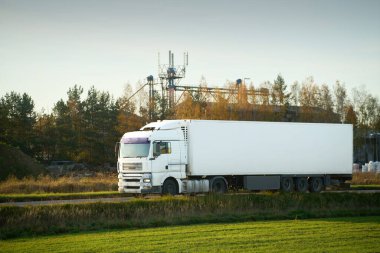 Asfalt yolda kırsal nakliye kamyonu