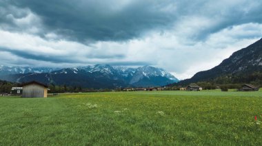 Bahar köyünün ve dağların havadan görünüşü
