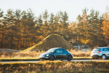 Sakin köy yolunda kompakt şehir arabası.